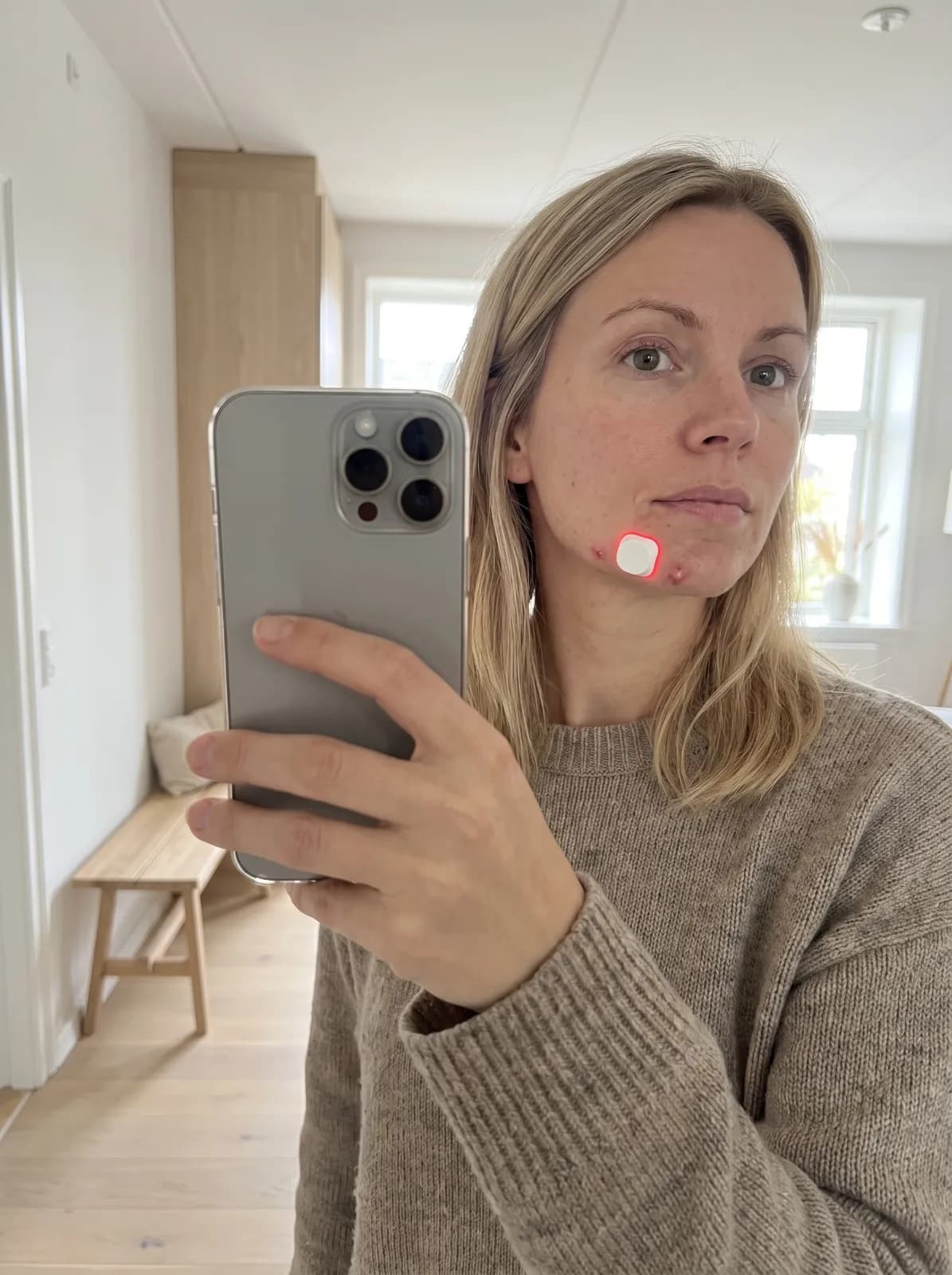 Kunde med ClearPatch™ på hagen foran spejlet